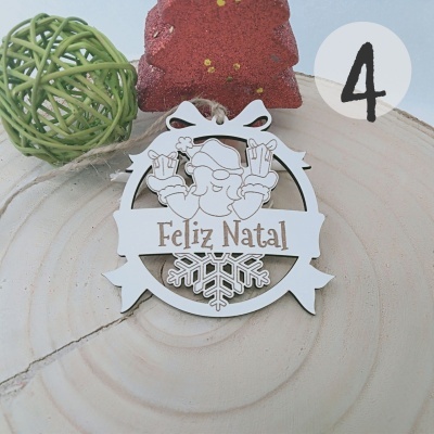 Enfeite de Natal em madeira com desenho de Pai Natal e texto Feliz Natal
