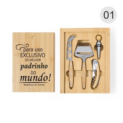 Conjunto de utensílios para queijo em caixa de madeira com texto em português