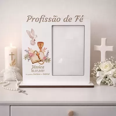 Moldura de madeira branca para foto de profissão de fé com decoração religiosa e texto personalizado.