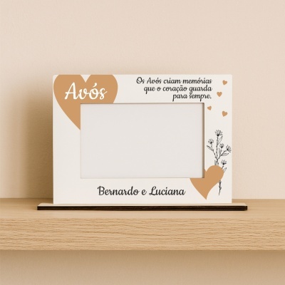 Moldura branca decorativa para foto com texto sobre avós e nomes Bernardo e Luciana.