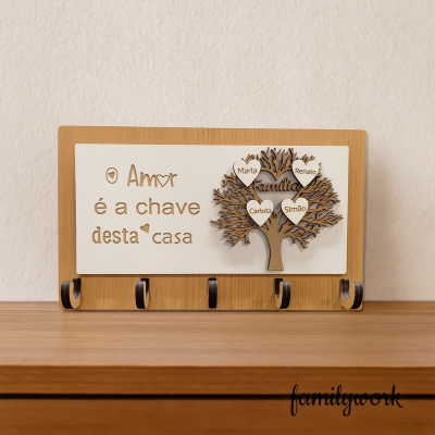 Porta-chaves em madeira com texto gravado e árvore da família com corações nomeados