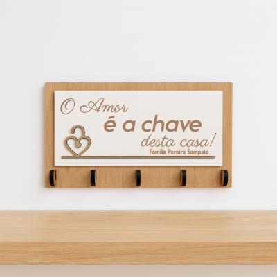 Suporte para chaves em madeira clara com frase decorativa e ganchos pretos
