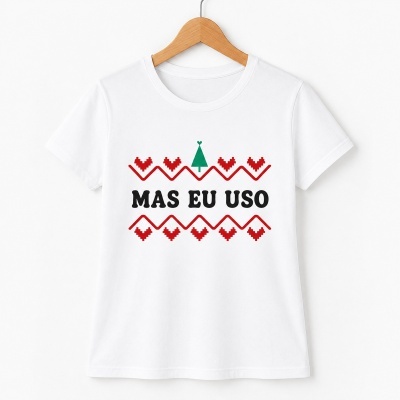 T-shirt branca com estampado natalício e texto em preto.
