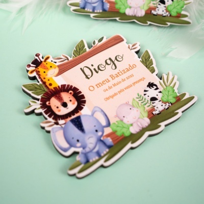 Cartão decorativo para batizado com animais e texto em português