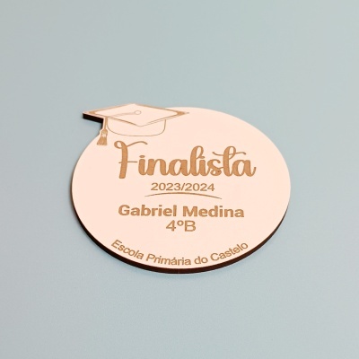 Placa redonda de madeira com texto Finalista 2023/2024 Gabriel Medina 4º B Escola Primária do Castelo