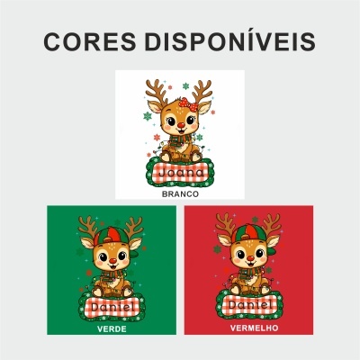 Três desenhos de cervos animados com placas e nomes diferentes em fundos branco, verde e vermelho com texto CORES DISPONÍVEIS.