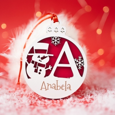Enfeite de Natal redondo branco com nome Anabela e boneco de neve.