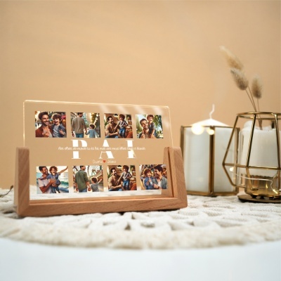 Moldura acrílica transparente com fotos e texto para pai em mesa com velas e decoração