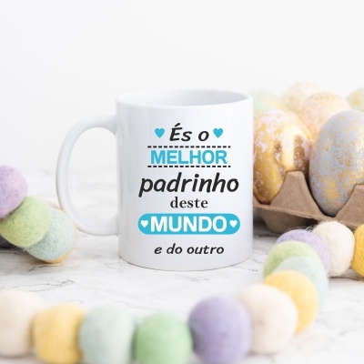 Caneca branca com mensagem para padrinho, ovos coloridos em cartonado e colar de pompons coloridos