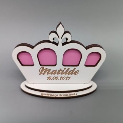 Decoração branca em forma de coroa com detalhes rosa, nome Matilde e data 15.08.2021