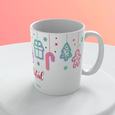 Caneca branca de cerâmica com design natalício em fundo rosa.