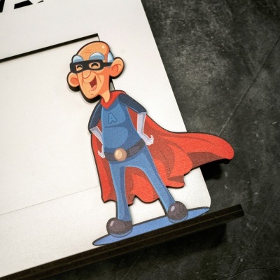Moldura branca com escrita AVÓS e figura cartoon de idoso em fato de super-herói