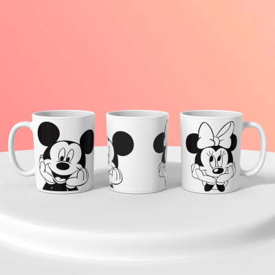 Três canecas brancas com desenho de Mickey e Minnie Mouse em fundo cor-de-rosa