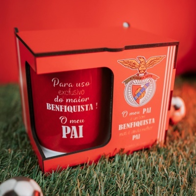 Caixa vermelha com copo vermelho e emblema do SL Benfica sobre relva sintética