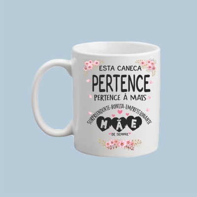Caneca branca com texto e decoração floral rosa
