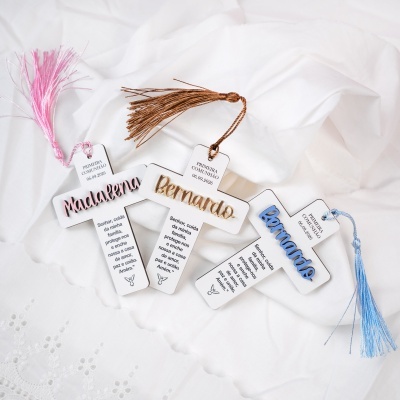 Cruz branca com nomes em relevo e tassel colorido em tecido branco bordado