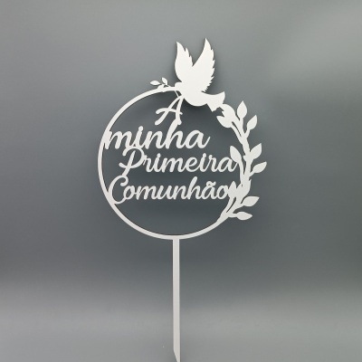 Topper decorativo branco para bolo com texto A minha Primeira Comunhão e desenho de pássaro e folhas