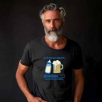 T-shirt preta com design azul de biberão e caneca de cerveja e texto em português vestida por homem com barba