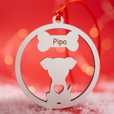Pingente branco redondo com forma de cão e nome Pipa