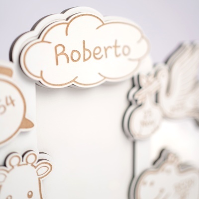 Placa em madeira branca em forma de nuvem com nome Roberto gravado