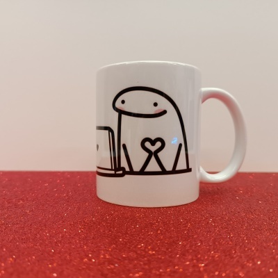 Caneca branca com desenho preto de personagem sorridente com coração nas mãos.