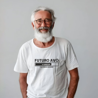 Senhor com camisola branca com texto FUTURO AVÔ A CARREGAR... POR FAVOR AGUARDE e fundo cinzento