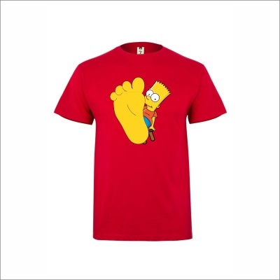 T-shirt vermelha com estampado de Bart Simpson e um pé amarelo em destaque