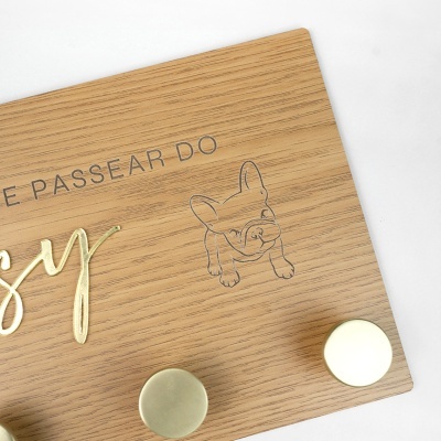 Tabuleiro de madeira clara com desenho de cão e texto em dourado