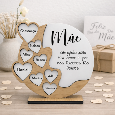 Objeto decorativo redondo em madeira e branco com corações e frase para o Dia da Mãe