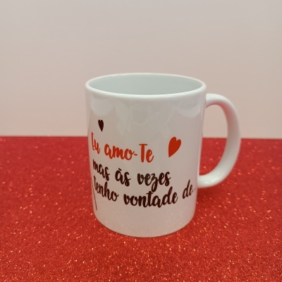 Caneca branca com texto e corações sobre superfície vermelha brilhante