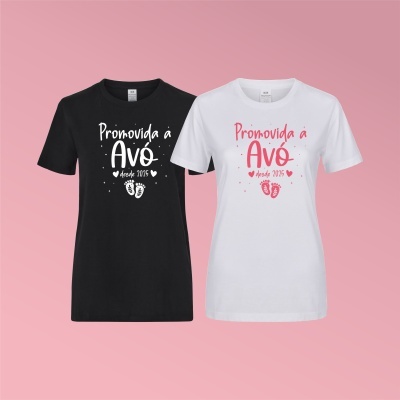 T-shirts preta e branca com texto Promovida à Avó desde 2025 numa ambiente de fundo rosa