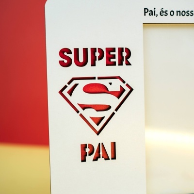 Cartão branco com recortes em vermelho com a palavra SUPER PAI e símbolo do Superman