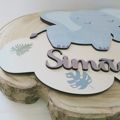 Placa decorativa de madeira com elefante azul e texto