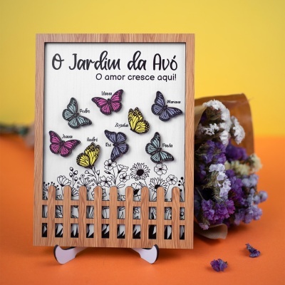 Placa decorativa com texto O Jardim da Avó com borboletas coloridas e flores desenhadas