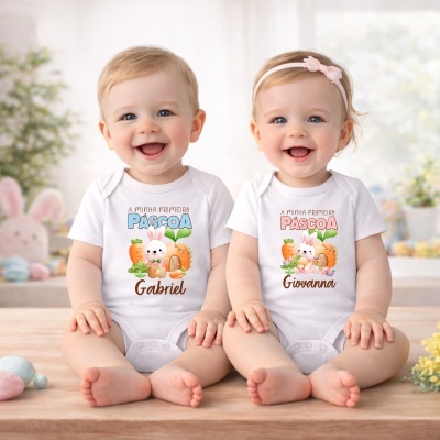 Dois bebés com bodies personalizados para a Páscoa sentados juntos.