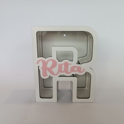 Objeto decorativo letra R com nome Rita em rosa
