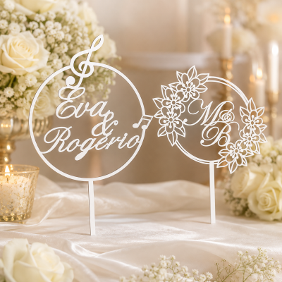 Toppers de bolo acrílicos brancos com texto Eva & Rogério e M & B em decoração com flores e velas