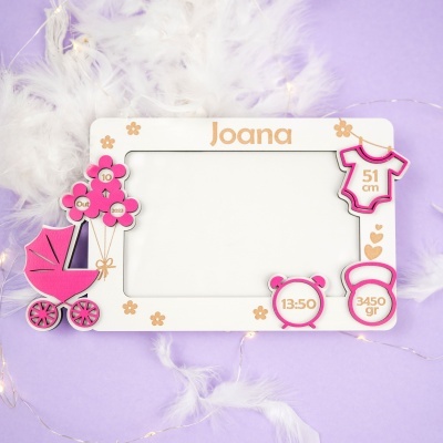 Moldura decorativa branca com texto Joana e ícones rosas de bebé sobre fundo lilás com penas brancas