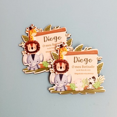 Cartões de convite para batizado com desenho de animais da selva em fundo azul.