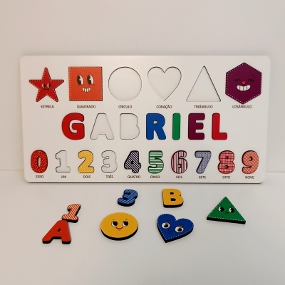 Painel educativo com letras, números coloridos e formas geométricas com olhos e palavras em português