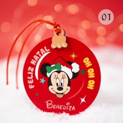 Etiqueta de Natal vermelha com Minnie vestida de Natal e texto Feliz Natal, Ho Ho Ho e Benedita.