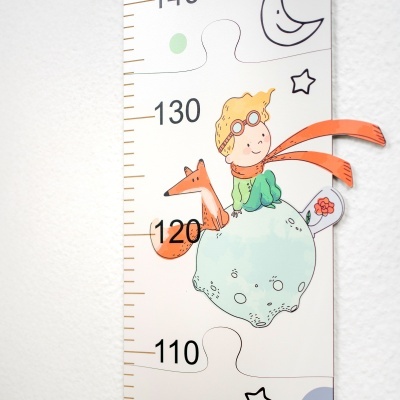 Medidor de altura infantil com ilustrações coloridas e numeração em preto