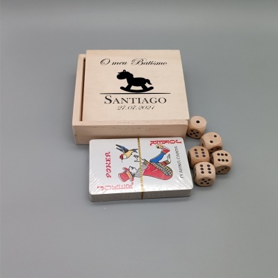 Caixa de madeira personalizada para batismo com nome Santiago, baralho de cartas e dados de madeira