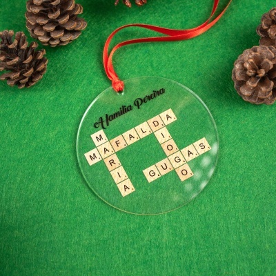 Ornamento de Natal redondo transparente com fita vermelha e letras tipo Scrabble