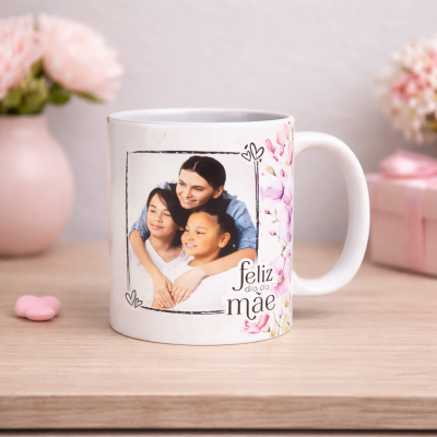 Caneca branca com foto de família e flores cor-de-rosa, texto feliz dia do mãe