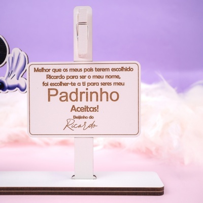 Placa decorativa em madeira com texto para padrinho sobre fundo colorido