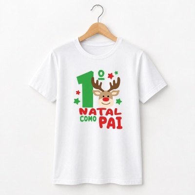 T-shirt branca com estampagem de Natal e texto em português.