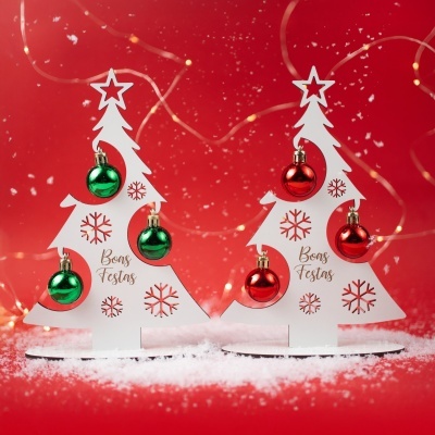 Enfeites de árvore de Natal brancos com bolas verdes e vermelhas e texto Boas Festas sobre fundo vermelho