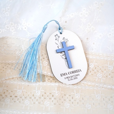 Marcador decorativo branco com cruz azul e tassel azul claro