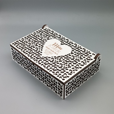 Caixa decorativa branca com padrão de corações e texto para mãe especial.